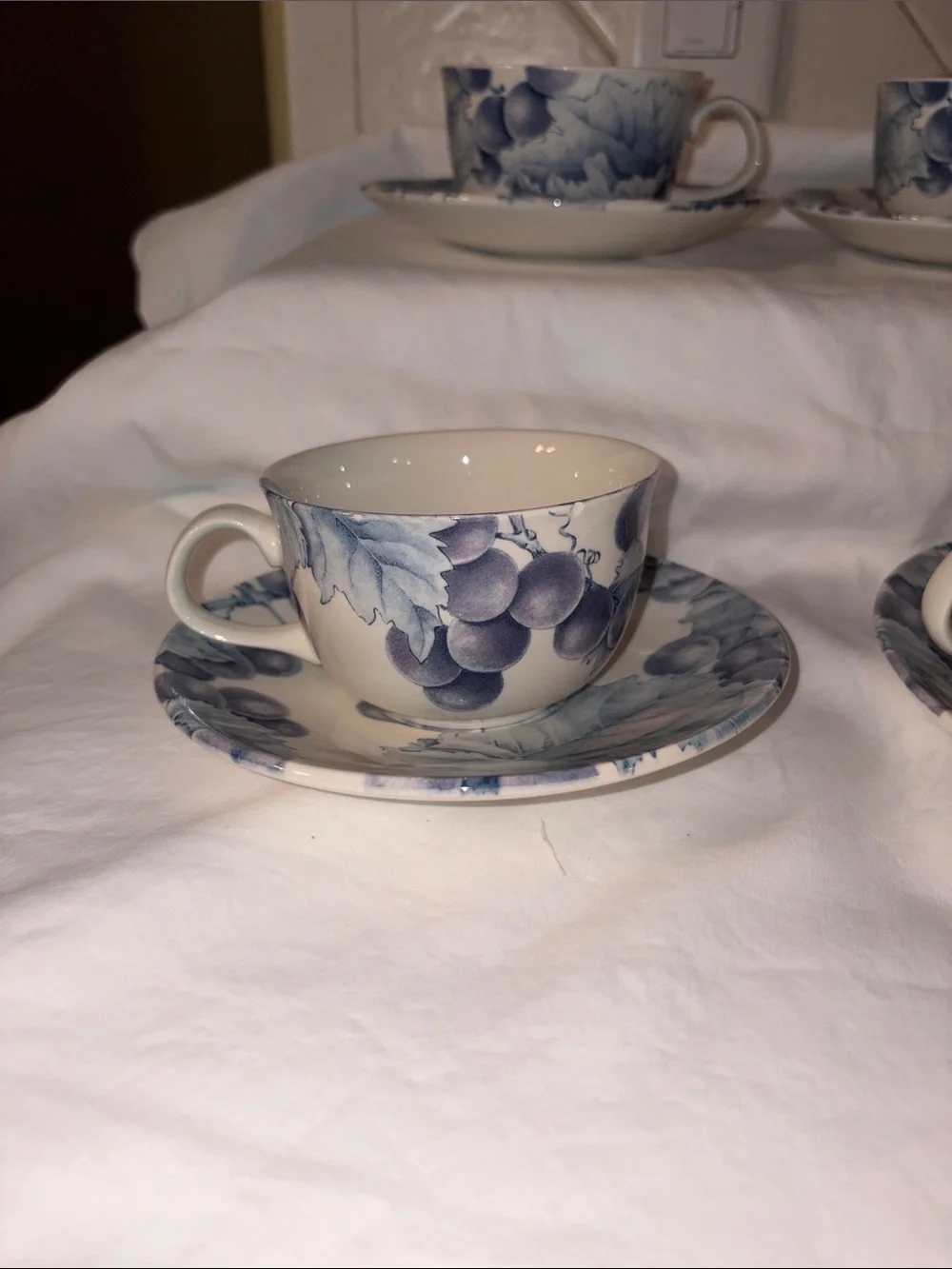 Like new Pier 1 One Angleterre VINEYARD England cups & saucers set of 4 each